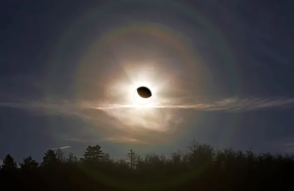 Ob Sončevem mrku Luna za nekaj minut zakrije Sonce.