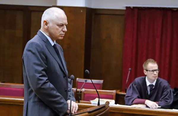 Andrej Lovšin, desno  odvetnik Dean Babič na eni od obravnav na 
koprskem okrožnem sodišču