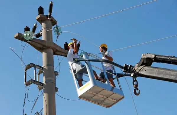 Osnovno poslanstvo družbe Elektro Primorska je zagotavljanje 
kakovostne in zanesljive oskrbe z električno energijo.