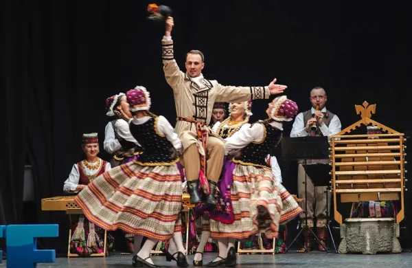 Ko folkloristke pokažejo mišice: folklorni ansambel iz Litve 