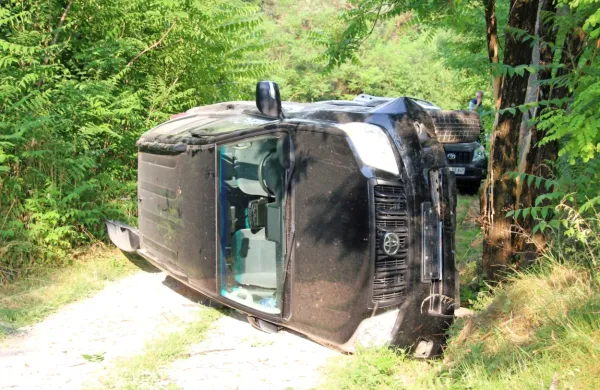 Hitenje proti večji skupini migrantov se je za štiri bistriške policiste 
končalo v avtu na boku.