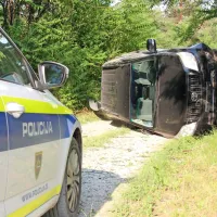 Hitenje proti večji skupini migrantov se je za štiri bistriške policiste 
končalo v avtu na boku. 