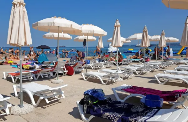 Na betonski plaži v Žusterni je letos mogoče najeti ležalnik in 
sončnik. 