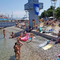 Koprska mestna plaža je polna že zgodaj zjutraj. 
