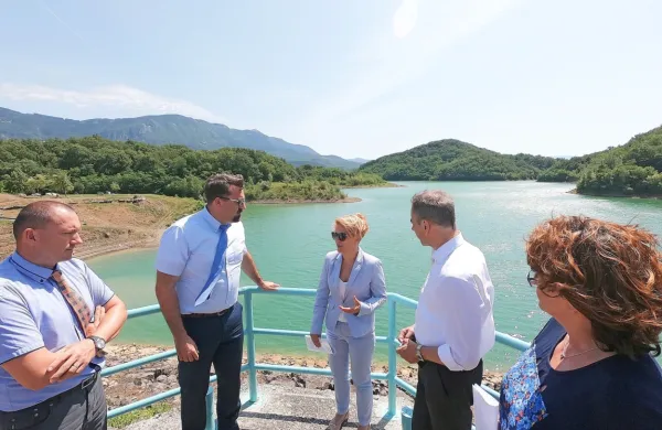 Bo ministrskih ogledov zadrževalnika na Vogrščku konec, ali se bo 
“Svižčev dan”, če uporabimo prispodobo iz sveta filma, kar naprej 
ponavljal?   