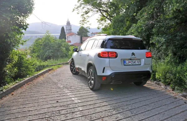 Citroen C5 aircross je izdelan na enaki osnovi kot Peugeot 3008, a 
je na pogled  bolj zanimiv zaradi drznih oblikovalskih linij, ki 
spominjajo na lego kocke.