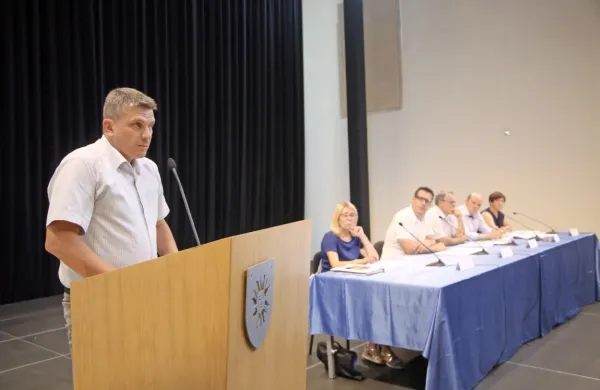 Direktor Rižanskega vodovoda  Martin Pregelj na današnji seji 
štirih občinskih svetov ni ovinkaril: “Edina rešitev, s katero bomo 
lahko zagotovili  zadostno  količino vode za to območje, je gradnja 
akumulacije Padež.”