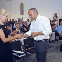 Janez Starman je v. d. generalne direktorice agencije za okolje  
Lilijani Kozlovič podaril tri steklenice rižanske vode, da ta  nesreča  
ne bi šla v pozabo. 

