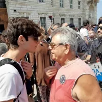 Italijanskega notranjega ministra Mattea Salvinija so v Trstu 
pričakali podporniki, ki so vzklikali “Matteo, Matteo”, in protestniki z vzkliki “Solidarieta, umanita”.