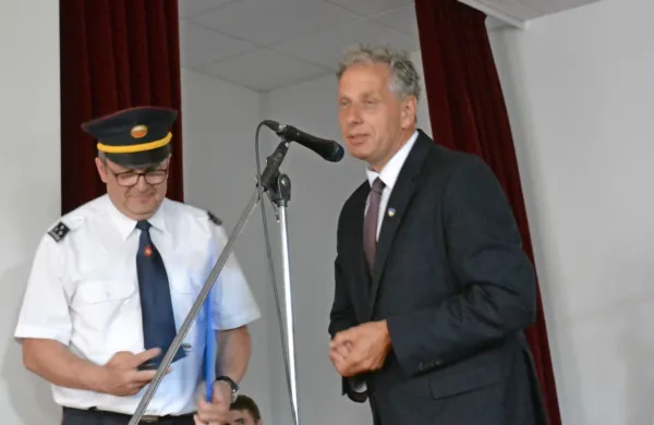 Poveljnik regijskega štaba civilne zaščite Sandi Curk (desno) je 
poveljniku društva Rihardu Blažku podelil zlati znak civilne 
zaščite.