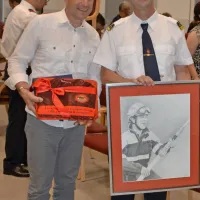 Predsedniku razdrških gasilcev Andreju Zadniku (desno) je čestital 
tudi postojnski župan Igor Marentič. 