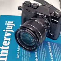 Fujifilm X T30 z objektivom tehta slabih 700 gramov 