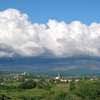 Lepota burje se pokaže, ko ta tišči oblake na robu Goriških brd.