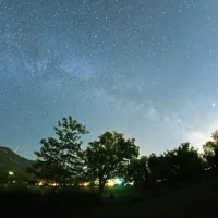 Kljub razgretemu ozračju je nočno nebo za X -T30 mala malica (ISO 4000, čas 32 
sekund, zaslonka f/ 3,5).
