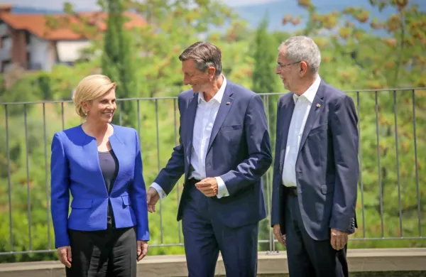 Hrvaška predsednica Kolinda Grabar-Kitarović (na fotografiji s 
slovenskim in avstrijskim predsednikom Borutom Pahorjem in 
Alexandrom Van der Bellnom ob obisku v Goriških brdih) je proti 
ograjam na hrvaški meji z BiH. 