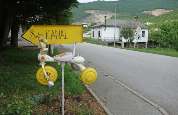 Tabla morda ne ustreza oblikovalskim standardom, je pa vsekakor 
učinkovita. 