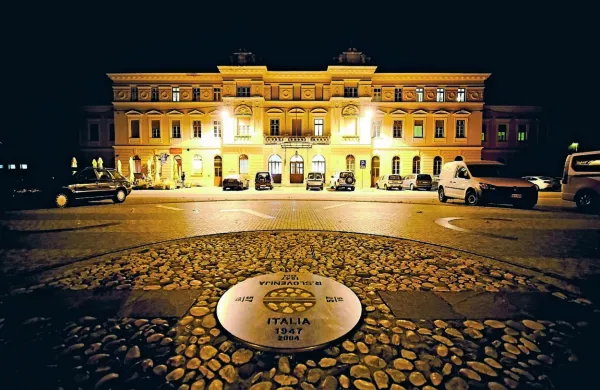 Trg pred železniško postajo bo nocoj prizorišče čezmejnega shoda 
za odprto mejo. 