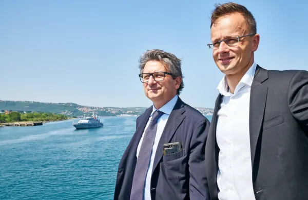 Predsednik tržaške pristaniške uprave Zeno D'Agostino je madžarskega zunanjega ministra Petra 
Szijjarta peljal na ogled bodočega madžarskega zemljišča na območju Žavelj. 
