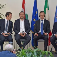 Podpis dogovora med tržaškim pristaniščem in Madžarsko so pospremili (z leve) predsednik dežele 
Furlanije Julijske krajine Massimiliano  Fedriga, italijanski  notranji minister Matteo Salvini, 
madžarski zunanji minister Peter Szijjarto ter predsednik pristaniške uprave  Zeno D'Agostino.