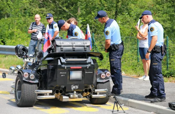 Slovaški voznik tricikla se bo vožnje po slikoviti Soški dolini z 
motorističnimi kolegi še nekaj časa spominjal z grenkim priokusom.