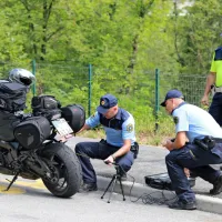 Ob tem, da so pozorni na prehitre voznike, policisti s fonometrom 
merijo tudi glasnost izpušnih cevi motornih koles.