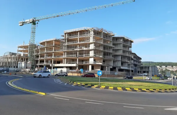 Gradbeni oder na nedokončanem objektu Solis se je zaradi vetra 
nevarno nagnil in obstaja nevarnost, da se podre na pločnik in 
cesto.