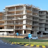 Gradbeni oder na nedokončanem objektu Solis se je zaradi vetra 
nevarno nagnil in obstaja nevarnost, da se podre na pločnik in 
cesto.
