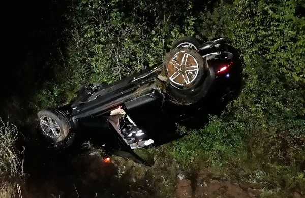 Porsche pristal na strehi v jarku