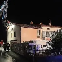 V Sežani zaradi udarca strele zagorelo v stanovanjski hi&scaron;i
