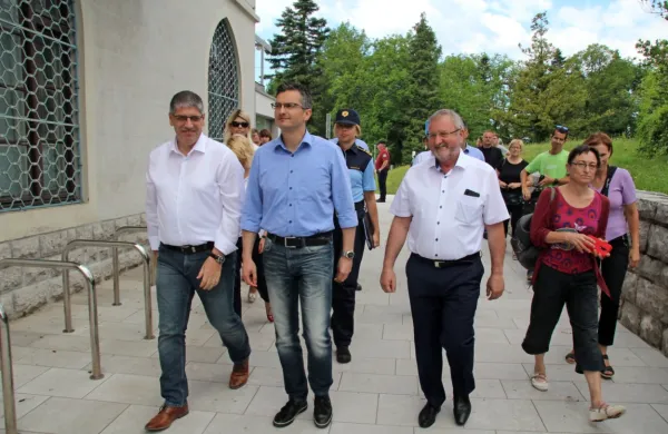 Bistriški župan Emil Rojc (desno) je danes  sprejel premierja 
Marjana Šarca, notranjega ministra Boštjana Poklukarja (levo) in 
ostale visoke goste. 