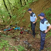 Bistriška policista sta nam pokazala pravo odlagališče smeti v 
hudourniški strugi pod cesto med Zabičami in Sušakom. 