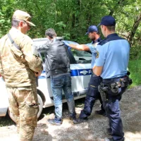 Policijsko-vojaška patrulja je danes  dopoldne med Velikim Brdom 
in Pavlico odkrila migranta iz Maroka, ki je nezakonito prečkal 
mejo. 