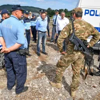 Pred pogovorom na sedežu občine se je Marjan Šarec s spremstvom srečal tudi s  policisti in vojaki na meji. 