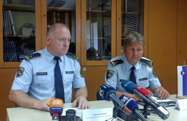 Vodja uniformirane policije na novogoriški policijski upravi Evgen 
Govekar (levo) in vodja novogoriškega OKC Andrej Ferlinc