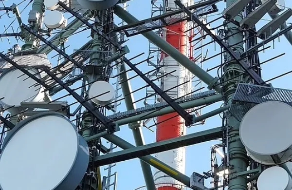 Italijanske radijske postaje zaradi seganja frekvenc slovenskih 
radijskih postaj prek državnih meja tožijo slovenske postaje, 
Slovenija pa bo vložila tožbe proti italijanskim.