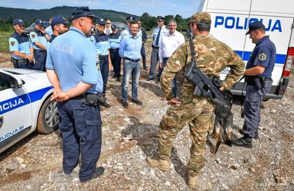 Premier Marjan Šarec se je srečal s predstavniki bistriške občine  in 
civilne iniciative ter glede razmer na meji s Hrvaško napovedal 
večjo prisotnost policistov in tudi vojakov na meji.