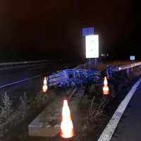 Voznik je s porschejem najprej trčil v odbojni mej ob robu 
avtoceste.