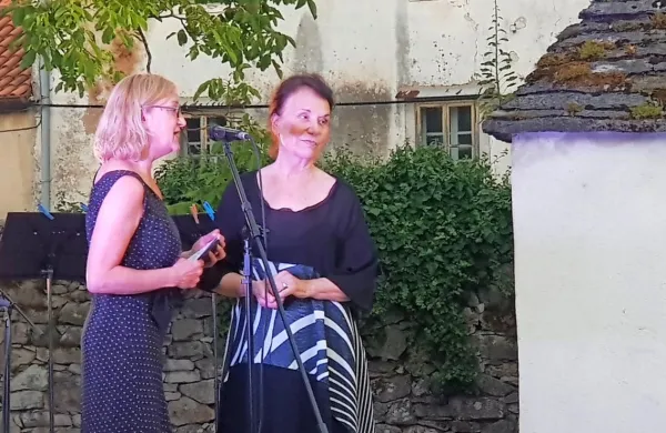 Z igralko Mirando Caharija (desno) se je pogovarjala povezovalka prireditve Nada Vodušek. 