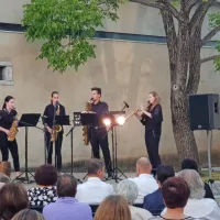 Filmsko druženje na  Škrateljnovi domačiji v Divači je z glasbo popestril  Kvartet Saxibille. 