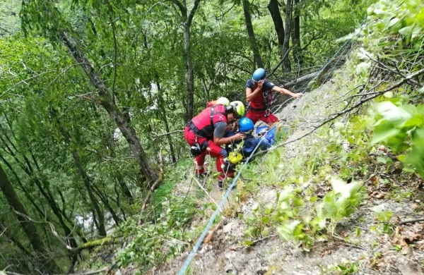 Češki jadralni padalec je strmoglavil na težko dostopno pobočje 
nad strugo Tolminke. 