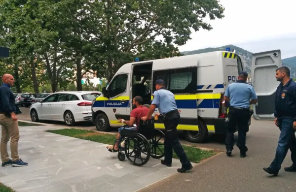 Po nedeljski drami, ki se je dogajala  na izvozu vipavske hitre ceste 
na Vogrskem, so policisti popoldne na zaslišanje k preiskovalnemu 
sodniku novogoriškega sodišča  na vozičku pripeljali  26-letnega 
Iračana.