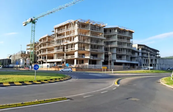  Žerjav je bil po neurju obrnjen v drugo smer, ker je v  prostem teku 
in se mora ves čas vrteti, da ga sila ne prevrne. 