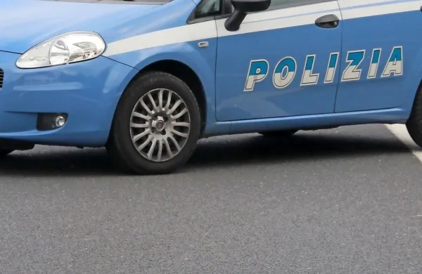Roparja z mačetami, noži in sekirami