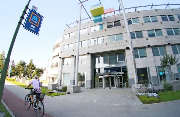 Primarni trg družbe Hit ob zahodni slovenski meji se je lani po 
dveh letih rasti ponovno skrčil za en odstotek in dosegel raven iz 
leta 2016.
