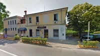 Lokal, kjer deluje nepremičninske agencija, je v lasti občine, zato 
bi bila to z manjšimi tehničnimi prilagoditvami verjetno najhitreje 
izvedljiva rešitev za ureditev ambulante.