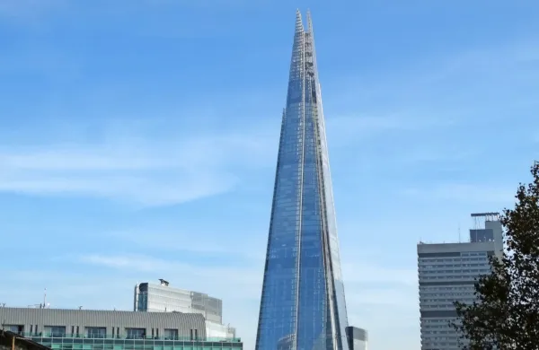 Po londonski stolpnici Shard, najvišjem nebotičniku v Veliki 
Britaniji, je brez vsakršne zaščitne opreme plezal moški.