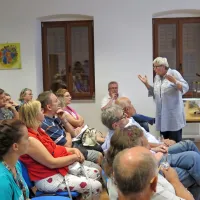 V sklopu festivala so pripravili tudi strokovna predavanja. Zgodovino in različne vrste gina je 
predstavila Majda Debevc.