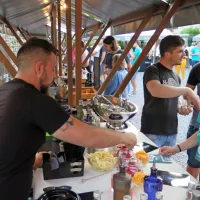 Svobodomiselna pijača z ne&scaron;teto obrazi
