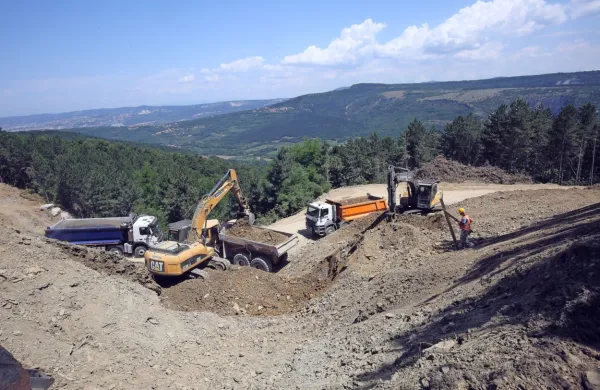 Medtem ko gradbinci pripravljajo ceste za dostop do drugega tira,  
so v družbi 2TDK  razveljavili odločitev o izboru izvajalca objektov 
za prečkanje doline Glinščice.