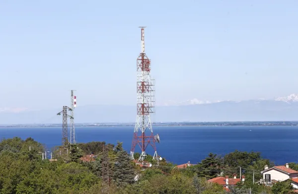 Da bi Primorci sploh lahko poslušali slovenske radijske programe, 
je Slovenija povečala moč radijskih signalov. 